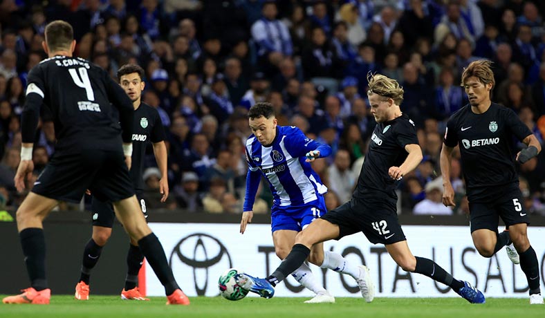 Pepe del Porto con la marca de Morten Hjulmand del Sporting