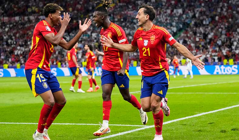 Mikel Oyarzabal celebra el gol del título para España en la Euro