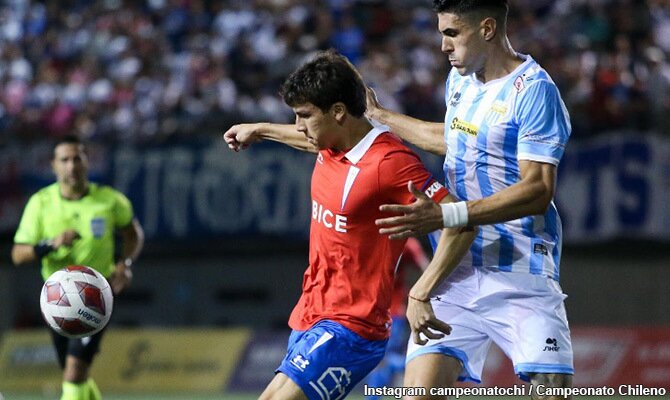 Acción del partido entre Universidad Católica y Magallanes por el torneo chileno