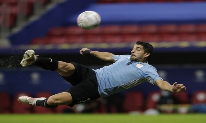 Luis Suárez ejecuta un remate acrobático. Cuotas y picks Uruguay vs Paraguay, Copa América 2021.