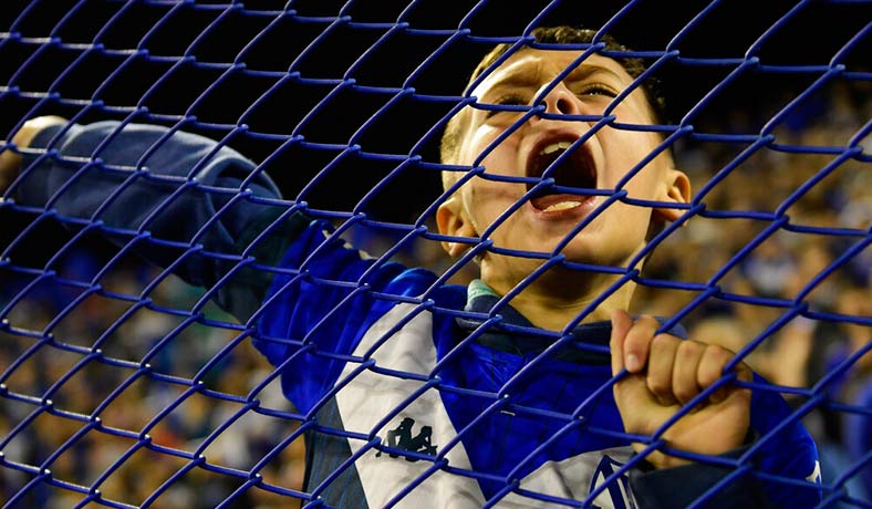 Un joven hincha de Velez en la tribuna del Jose Amalfitani