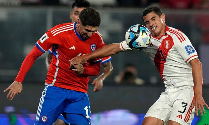 Diego Valdes lucha el balon con Aldo Corzo en el Chile vs Peru