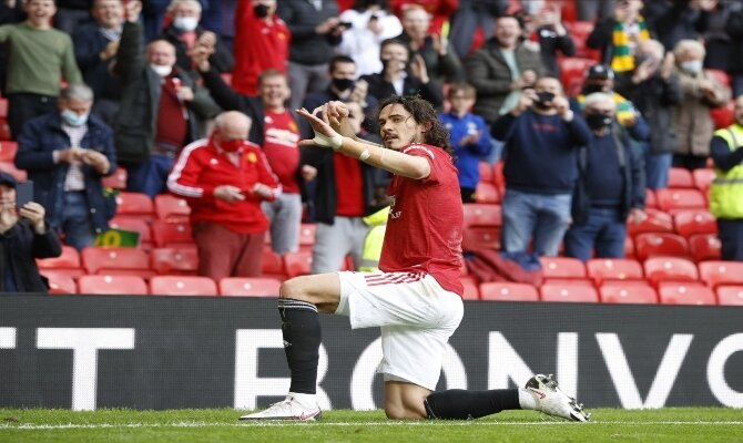 Edinson Cavani celebra un gol haciendo el arquero. Cuotas final UEL, Villarreal vs Manchester United
