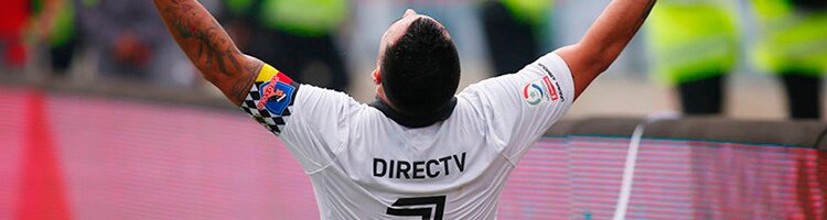 Un jugador levanta los brazos. Pronósticos, apuestas y cuotas en la Primera División de Chile.