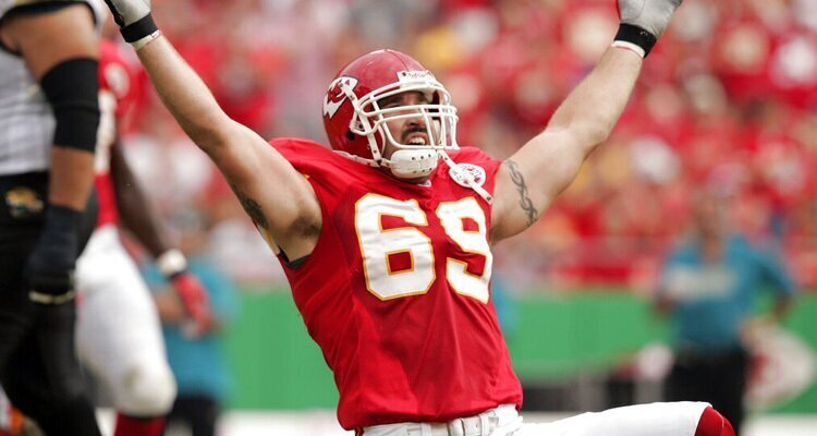 Imagen de Jared Allen celebrando el éxito en una jugada. Cuotas y cómo apostar en la NFL.