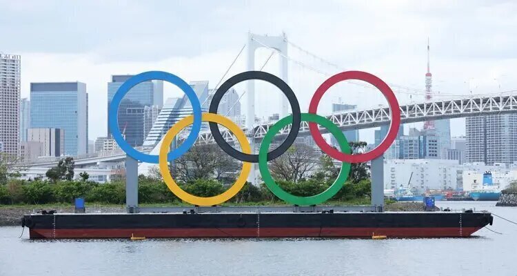 Imagen de Tokyo con los Anillos Olímpicos en primera plana. Apuestas Juegos Olímpicos 2020.