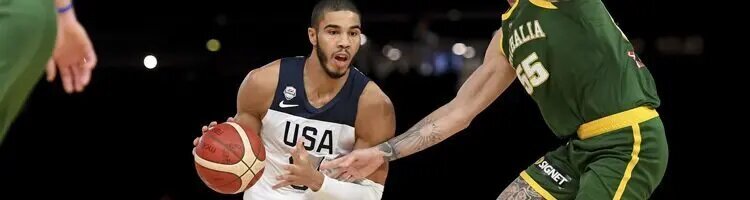 Jayson Tatum controla el balón contra Australia. Cuotas y picks Juegos Olímpicos.