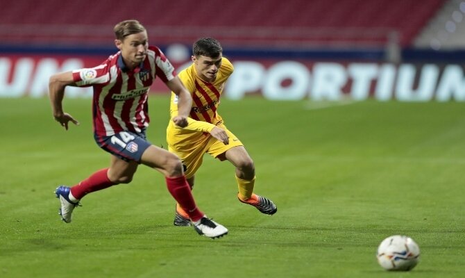 Llorente y Pedri luchan por el balón. Cuotas para el Barcelona vs Atlético de Madrid de LaLiga.