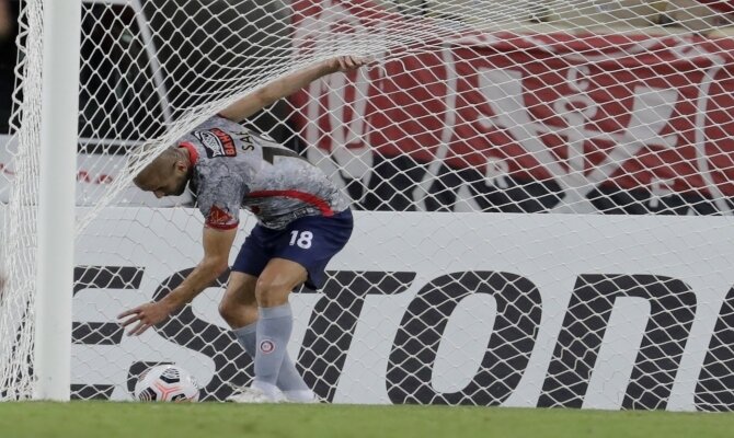Imagen de un jugador recogiendo el balón de la red. Cuotas Unión la Calera vs Flamengo.